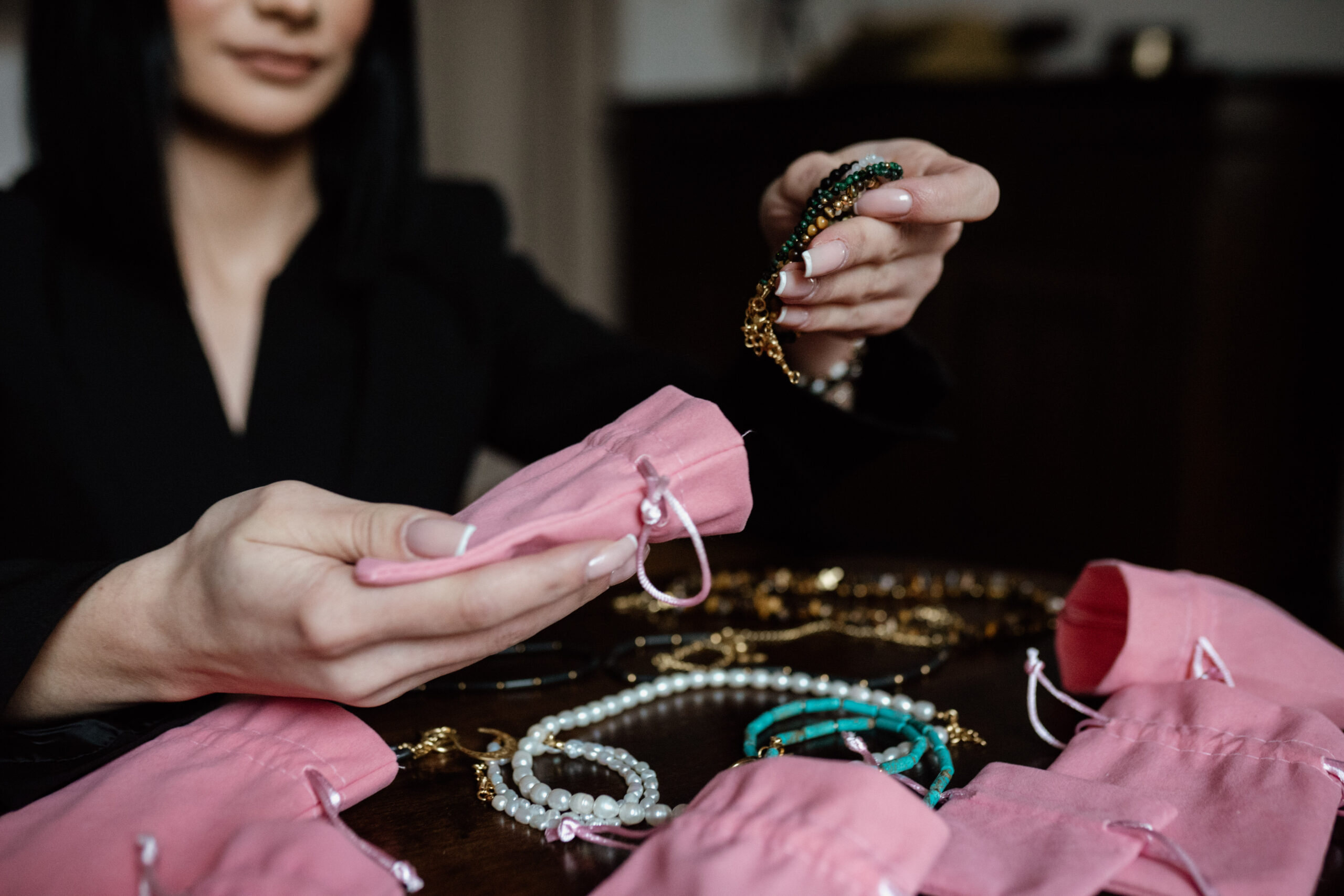 Jak dbać o biżuterię z kamieni naturalnych?