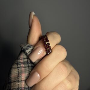 Pierścionek na druciku z granatu