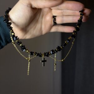 Naszyjnik damski z sieczki onyksu i hematytu z łańcuszkami i krzyżykiem