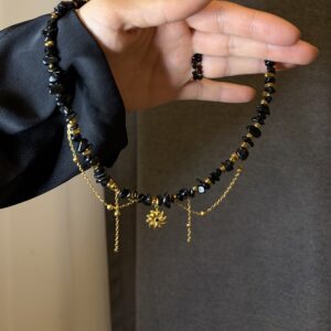 Naszyjnik damski z sieczki onyksu i hematytu z łańcuszkami i zawieszką Kwiatka