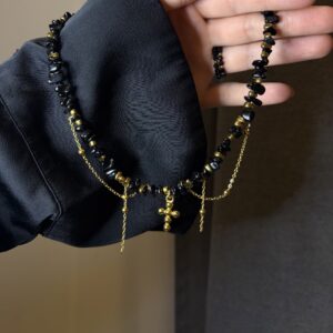 Naszyjnik z sieczki onyksu i hematytu z łańcuszkami i zawieszką krzyżyk z kuleczek