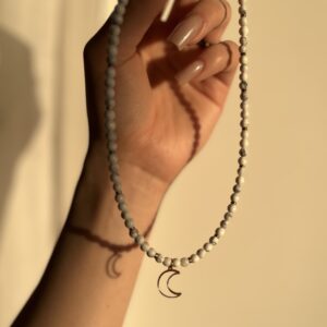 Naszyjnik Howlit z księżycem