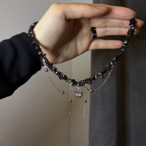 Naszyjnik damski z sieczki onyksu i hematytu z łańcuszkami i zawieszką Kwiatka srebrny